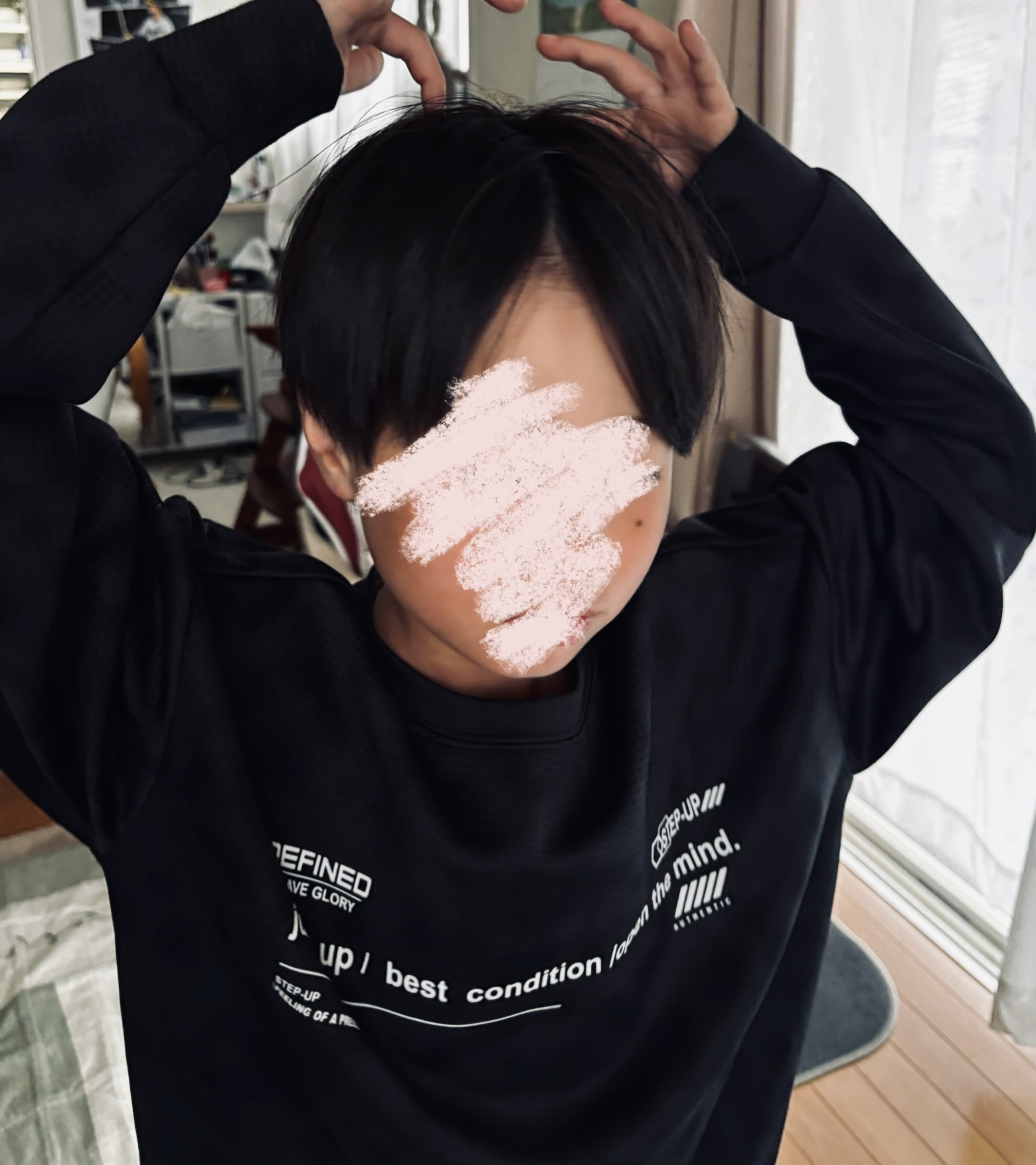 サッカーをする息子の写真